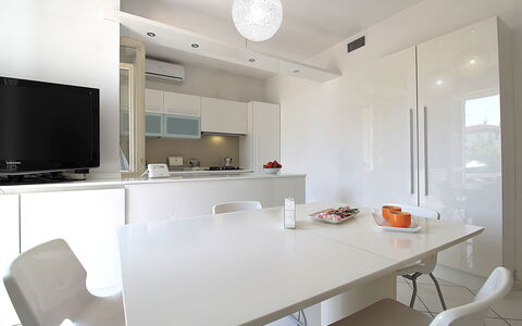 Villa Eva: Mobilia, Interior Design, Parete, Pavimentazione, Cucina, Soffitto, Elettrodomestico Da Cucina, Controsoffitto, Illuminazione, Lampada