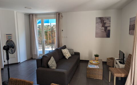 Lacanau 679: Mobilia, Legna, Pavimentazione, Pavimento, Interior Design, Divano, Tavolo, Soggiorno, Sedia, Camera