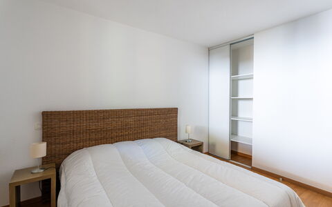 Lacanau 679: Letto, Camera Da Letto, Bedding, Interior Design, Pavimentazione, Pavimento, Mobilia, Lenzuolo, Parete, Legna