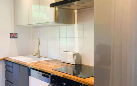 Allée des Dunes: Elettrodomestico Da Cucina, Cucina, Controsoffitto, Apparecchio Major, Cabinetry, Pavimentazione, Interior Design, Elettrodomestico, Legna, Mobilia