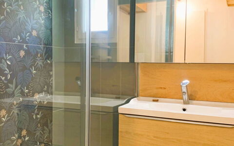 Allée des Dunes: Pavimentazione, Lavandino Del Bagno, Idraulico Fixture, Bagno, Pavimento, Mobiletto Del Bagno, Interior Design, Lavello, Idraulico, Specchio