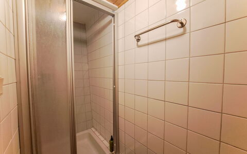 Grafenast: Parete, Pavimentazione, Pavimento, Idraulico Fixture, Bagno, Idraulico, Materiale Composito, Piastrella, Doccia, Camera
