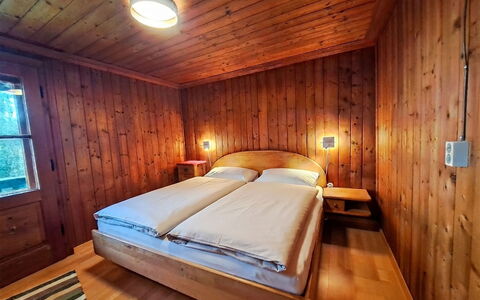 Grafenast: Legna, Camera Da Letto, Letto, Lenzuolo, Interior Design, Pavimento, Telaio Del Letto, Pavimentazione, Bedding, Latifoglie