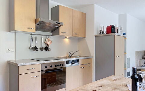 Pettneu am Arlberg 662: Cucina, Elettrodomestico Da Cucina, Controsoffitto, Mobilia, Cabinetry, Apparecchio Major, Legna, Pavimentazione, Interior Design, Cucina Stufa
