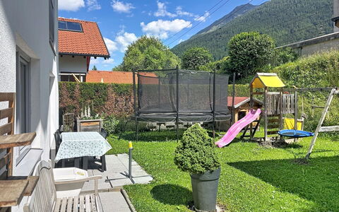 Pettneu am Arlberg 662: Shade, Prato, Giardino, Cortile, Mobili Da Esterno, Backyard, Alpi, Cortile, Pianta Della Casa