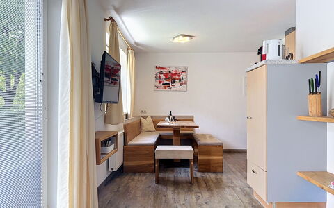 Pettneu am Arlberg 662: Mobilia, Interior Design, Pavimentazione, Legna, Pavimento, Camera, Soffitto, Tavolo, Illuminazione, Soggiorno