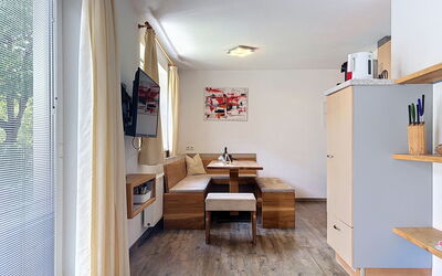 Pettneu am Arlberg 662: Mobilia, Interior Design, Pavimentazione, Legna, Pavimento, Camera, Soffitto, Tavolo, Illuminazione, Soggiorno