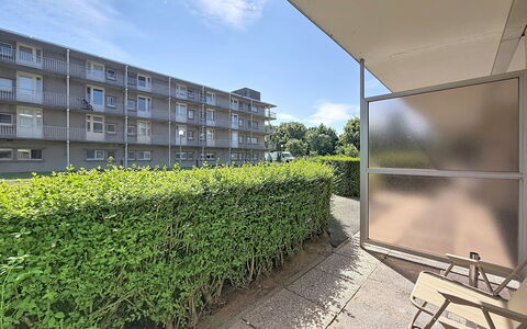 Hyacint with Parking: Zona Residenziale, Appartamento, Materiale Composito, Condominio, Balcone, Prato, Hedge, Shade, Cortile, Estate