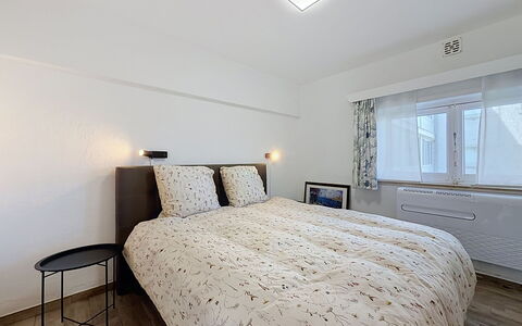Hyacint with Parking: Interior Design, Letto, Camera Da Letto, Parete, Pavimentazione, Mobilia, Pavimento, Soffitto, Legna, Camera