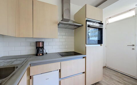 Hyacint with Parking: Cucina, Elettrodomestico Da Cucina, Controsoffitto, Apparecchio Major, Cabinetry, Pavimentazione, Interior Design, Legna, Pavimento, Mobilia