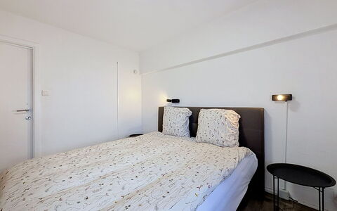 Hyacint with Parking: Letto, Interior Design, Camera Da Letto, Parete, Pavimentazione, Pavimento, Soffitto, Legna, Lenzuolo, Mobilia