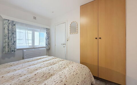 Hyacint with Parking: Interior Design, Camera Da Letto, Letto, Legna, Soffitto, Pavimento, Mobilia, Pavimentazione, Camera, Lenzuolo