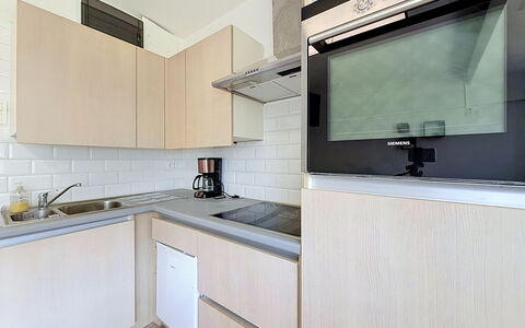 Hyacint with Parking: Elettrodomestico Da Cucina, Cucina, Controsoffitto, Apparecchio Major, Interior Design, Cabinetry, Pavimentazione, Legna, Mobilia, Pavimento