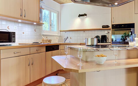 Chalet Chaudoudoux: Cucina, Controsoffitto, Elettrodomestico Da Cucina, Mobilia, Cabinetry, Interior Design, Legna, Pavimentazione, Lampada, Illuminazione