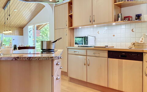 Les Paccots 603: Controsoffitto, Cucina, Interior Design, Pavimentazione, Elettrodomestico Da Cucina, Legna, Mobilia, Cabinetry, Pavimento, Soffitto