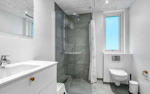 Adisl - 800M from the Sea: Idraulico Fixture, Pavimentazione, Pavimento, Bagno, Soffitto, Lavello, Interior Design, Idraulico, Rubinetto, Piastrella