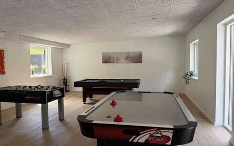 Adisl - 800M from the Sea: Soffitto, Interior Design, Pavimentazione, Pavimento, Lampada, Gesso, Latifoglie, Seminterrato