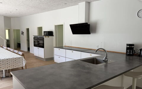 Adisl - 800M from the Sea: Pavimentazione, Controsoffitto, Cucina, Pavimento, Legna, Mobilia, Interior Design, Elettrodomestico Da Cucina, Cabinetry, Pavimento In Legno