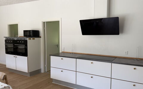 Adisl - 800M from the Sea: Pavimentazione, Pavimento, Cabinetry, Interior Design, Cucina, Controsoffitto, Cassetto, Soffitto, Credenza, Elettrodomestico Da Cucina
