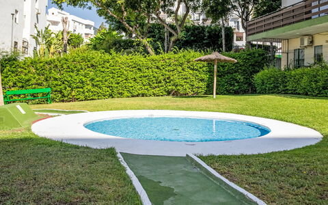 Las Naciones: Piscina, Tempo Libero, Materiale Composito, Giardino, Prato, Backyard, Landscaping, Erba Sintetica, Shade, Cortile