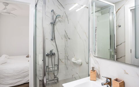 Las Naciones: Interior Design, Pavimentazione, Pavimento, Idraulico Fixture, Bagno, Camera, Idraulico, Appartamento, Biancheria, Soffitto