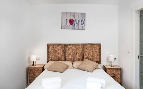 Las Naciones: Letto, Bedding, Camera Da Letto, Mobilia, Lenzuolo, Parete, Interior Design, Legna, Biancheria, Pavimento