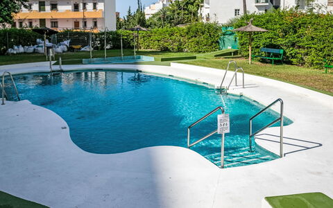 Las Naciones: Blu, Piscina, Materiale Composito, Ricorrere, Tempo Libero, Shade, Giochi D'Acqua, Landscaping, Giardino, Backyard