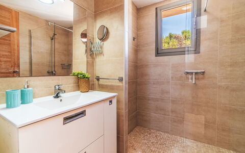 Garlanda: Bagno, Pavimentazione, Idraulico Fixture, Mobiletto Del Bagno, Interior Design, Pavimento, Specchio, Lavandino Del Bagno, Idraulico, Rubinetto
