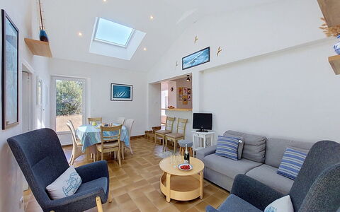 Villa la Coquille: Mobilia, Interior Design, Pavimentazione, Pavimento, Legna, Soffitto, Camera, Divano, Soggiorno, Illuminazione