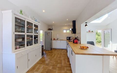 Villa la Coquille: Cucina, Interior Design, Pavimentazione, Controsoffitto, Mobilia, Cabinetry, Pavimento, Legna, Soffitto, Elettrodomestico Da Cucina