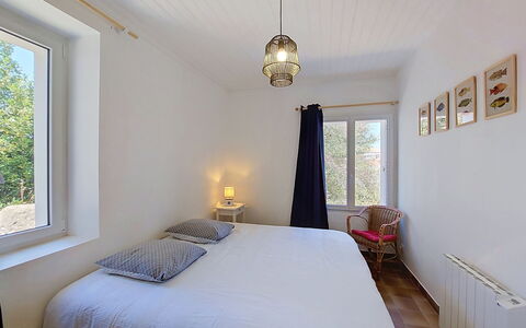Villa la Coquille: Letto, Mobilia, Interior Design, Camera Da Letto, Bedding, Parete, Lenzuolo, Pavimento, Legna, Soffitto