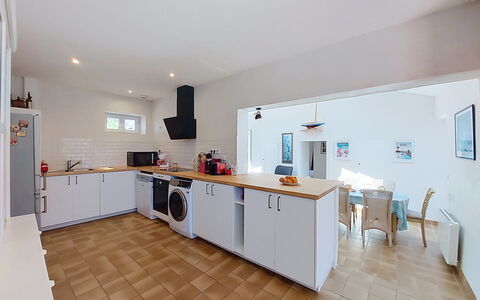 Villa la Coquille: Pavimentazione, Cucina, Pavimento, Apparecchio Major, Controsoffitto, Interior Design, Soffitto, Elettrodomestico Da Cucina, Cabinetry, Camera