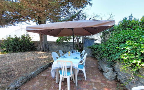 Villa la Coquille: Mobilia, Mobili Da Esterno, Tavolo, Ombrello, Sedia, Tavolo Esterno, Shade, Cucina & Sala Da Pranzo Tavolo, Giardino, Backyard