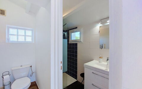 Villa la Coquille: Bagno, Idraulico Fixture, Pavimentazione, Interior Design, Pavimento, Lavandino Del Bagno, Lavello, Gabinetto, Soffitto, Rubinetto