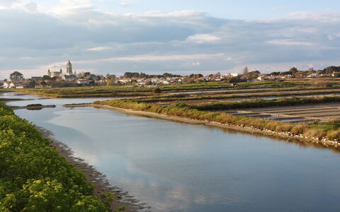 Villa la Coquille: Cielo, Risorse Idriche, Acqua, Corpo D'Acqua, Waterway, Banca, Canale, Alveo, Nube, Guglia