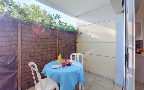 Confort, Piscine et Plage: Mobili Da Esterno, Shade, Sedia, Cortile, Color Legno, Tavolo Esterno, Backyard, Pianta Della Casa, Illuminazione Diurna, Balcone