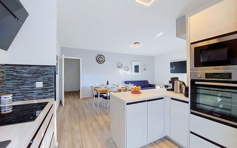 Confort, Piscine et Plage: Cucina, Controsoffitto, Mobilia, Interior Design, Pavimentazione, Soffitto, Legna, Cabinetry, Pavimento, Lampada