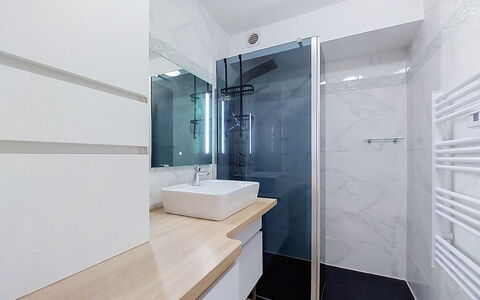 Confort, Piscine et Plage: Pavimentazione, Interior Design, Idraulico Fixture, Pavimento, Bagno, Lavandino Del Bagno, Rubinetto, Mobiletto Del Bagno, Specchio, Lavello