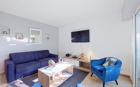 Confort, Piscine et Plage: Mobilia, Divano, Interior Design, Pavimentazione, Pavimento, Camera, Soggiorno, Appartamento, Soffitto, Casa