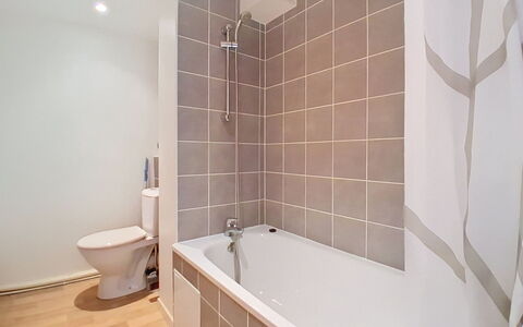 Les 3 Voiles: Bagno, Pavimentazione, Parete, Pavimento, Vasca Da Bagno, Idraulico Fixture, Interior Design, Idraulico, Piastrella, Materiale Composito