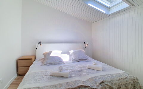 Les 3 Voiles: Interior Design, Pavimento, Camera Da Letto, Pavimentazione, Letto, Legna, Soffitto, Mobilia, Tessile, Lenzuolo