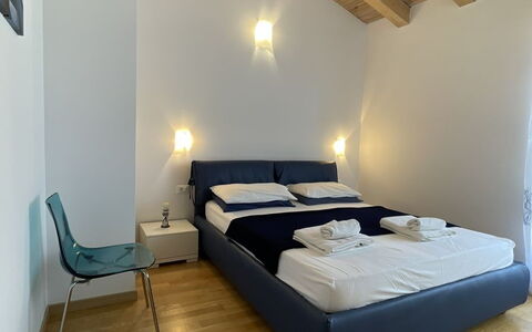 Volme: Mobilia, Interior Design, Pavimentazione, Pavimento, Legna, Soffitto, Camera, Camera Da Letto, Letto, Illuminazione