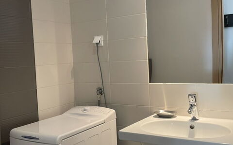 Volme: Pavimentazione, Pavimento, Interior Design, Idraulico Fixture, Lavandino Del Bagno, Lavello, Bagno, Idraulico, Camera, Rubinetto