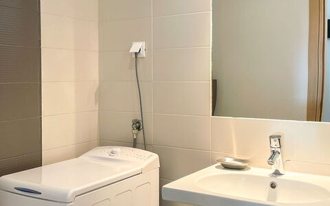 Volme: Pavimentazione, Idraulico Fixture, Parete, Pavimento, Interior Design, Lavandino Del Bagno, Bagno, Lavello, Idraulico, Rubinetto