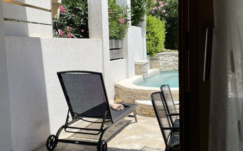 Volme: Mobilia, Pavimento, Pavimentazione, Mobili Da Esterno, Sedia, Shade, Vaso Di Fiori, Pianta Della Casa, Color Legno, Balcone