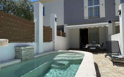 Volme: Piscina, Materiale Composito, Calcestruzzo, Estate, Ricorrere, Shade, Giochi D'Acqua, Piastrella, Villa, Mobili Da Esterno