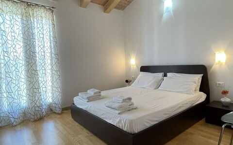 Volme: Pavimentazione, Interior Design, Pavimento, Legna, Soffitto, Mobilia, Camera, Illuminazione, Letto, Camera Da Letto