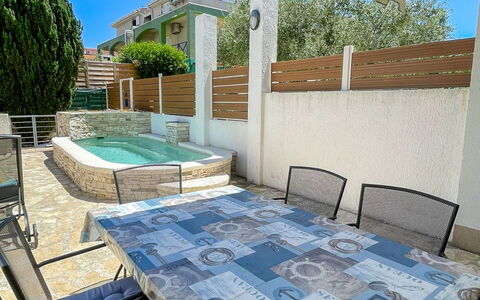 Volme: Mobilia, Mobili Da Esterno, Tavolo, Sedia, Tavolo Esterno, Pavimento, Shade, Cucina & Sala Da Pranzo Tavolo, Balcone, Terrazza