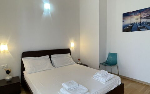 Volme: Letto, Pavimento, Interior Design, Pavimentazione, Camera Da Letto, Legna, Mobilia, Soffitto, Camera, Lenzuolo