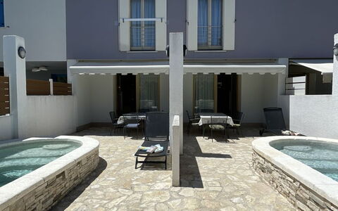 Volme: Piscina, Materiale Composito, Mobili Da Esterno, Calcestruzzo, Shade, Ricorrere, Sedia, Estate, Piastrella, Cortile